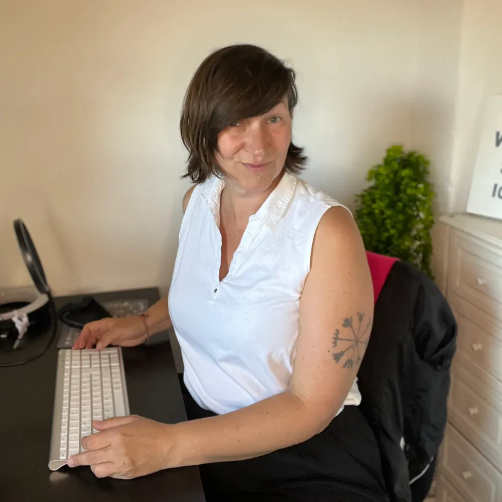 Sarah Scholz am Schreibtisch beim Digitalisieren von Belegen