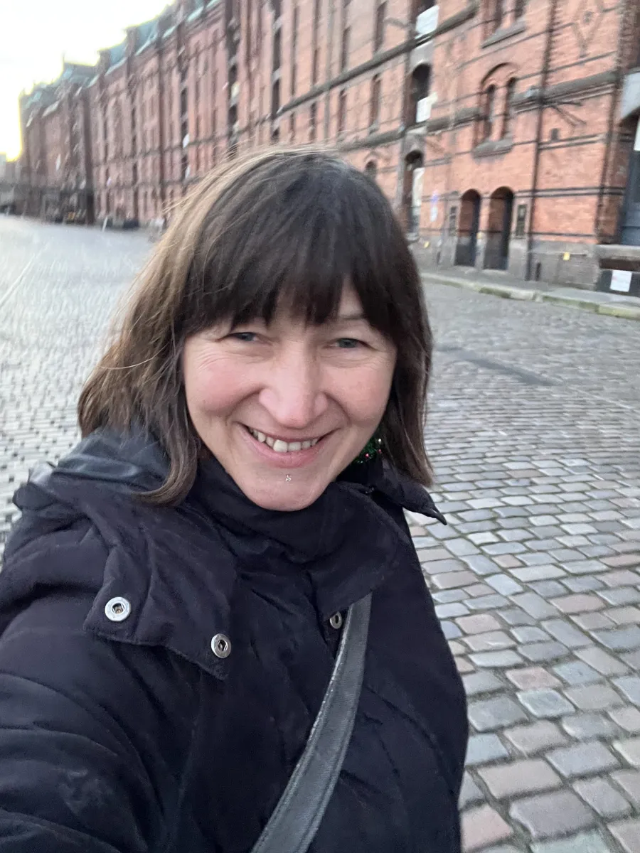 Sarah Scholz in der Hamburger Speicherstadt