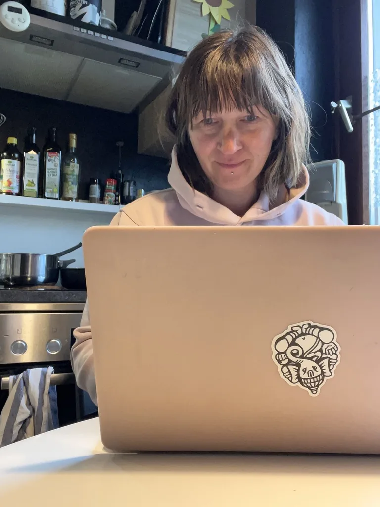Sarah am Küchentisch mit Laptop