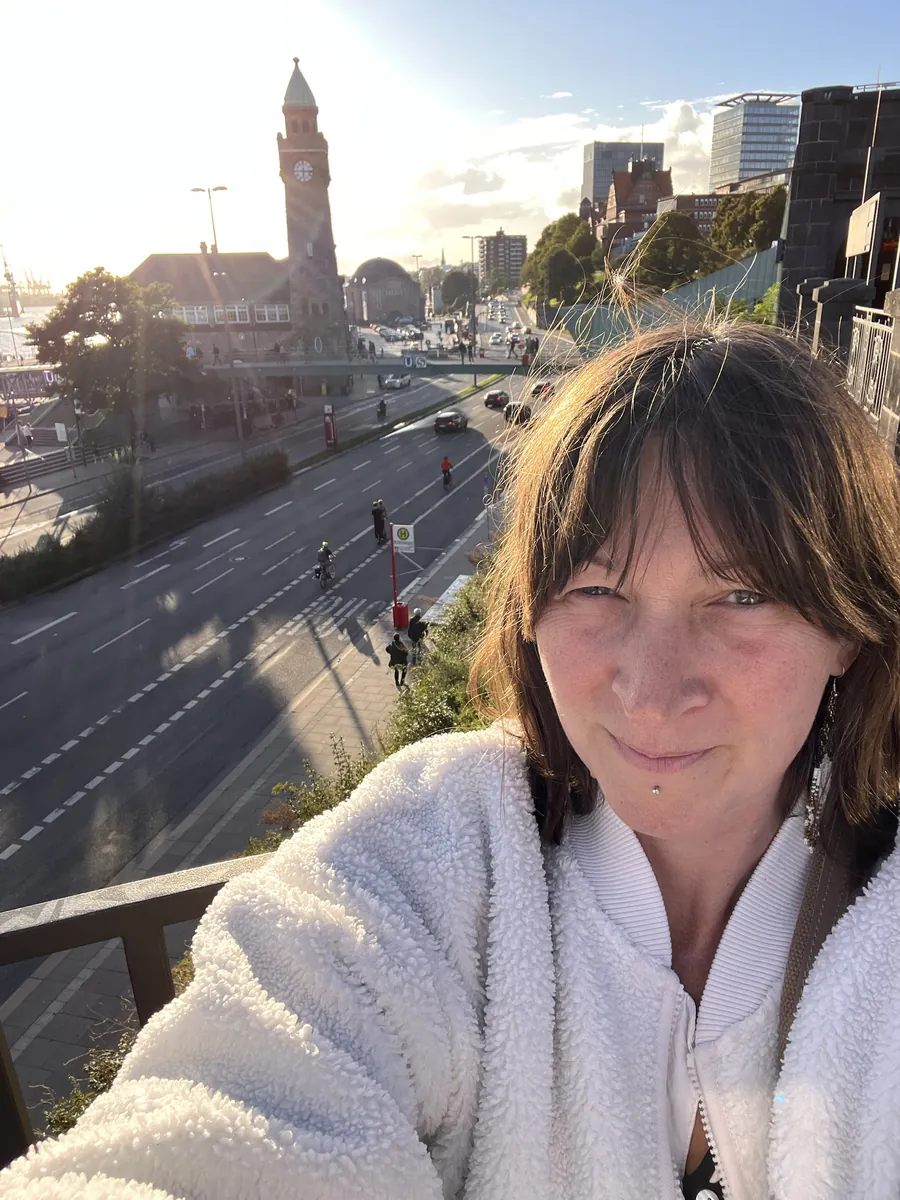 Sarah an den Landungsbrücken in Hamburg
