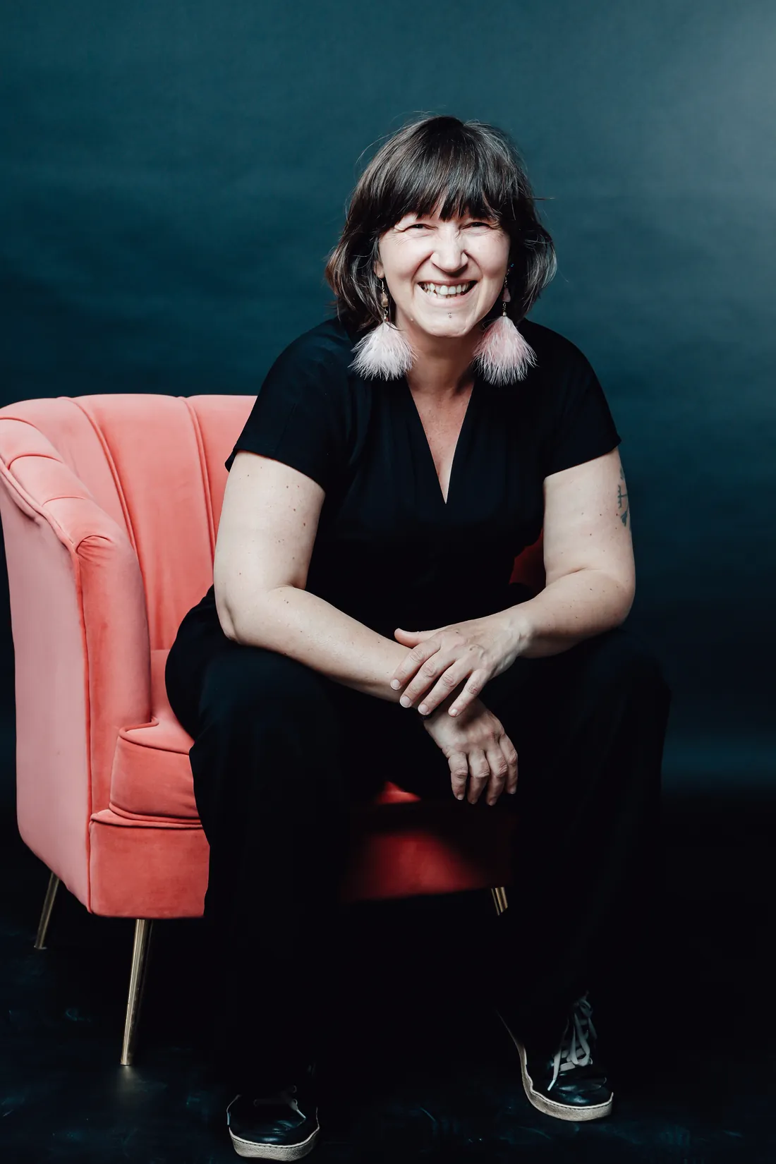 Sarah Scholz, an eine Wand gelehnt