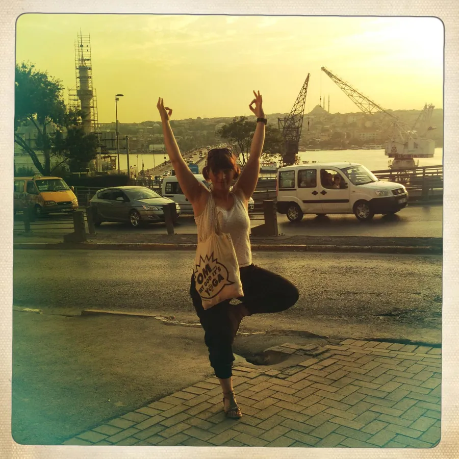 Sarah beim Yoga am Hafen in Istanbul